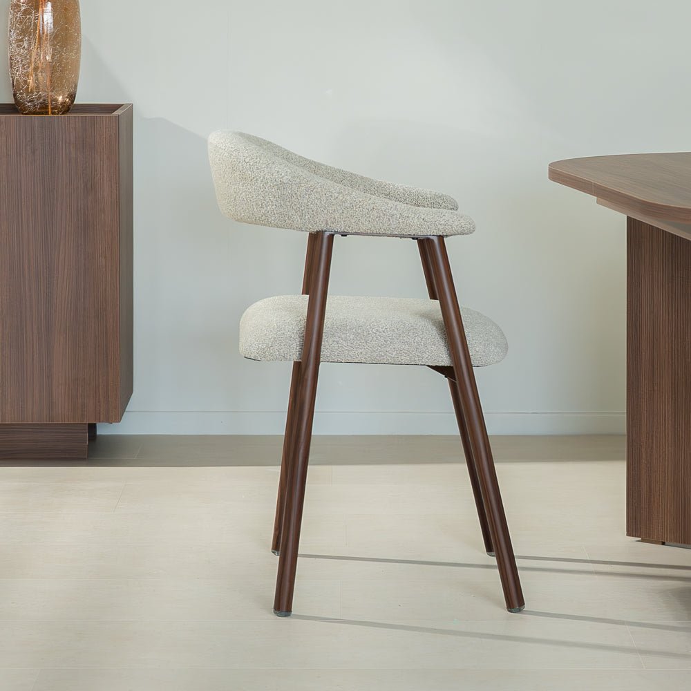 Eetkamerstoelen-Japandi Eetkamerstoel Zandkleur Bouclé Suki - Walnoot Frame - Met Armleuning-Dimehouse