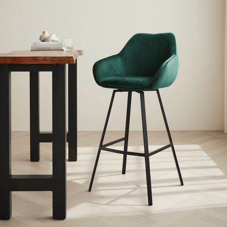 Draaibare Barkruk Groen Velvet Elise - Met Armleuning - Zithoogte 79 cm sfeerfoto in modern interieur