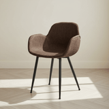 Eetkamerstoel met Kuipvormige Zitting Mick Bruin sfeerfoto in modern interieur