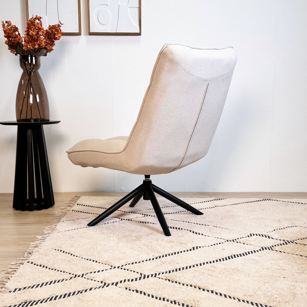 Scandinavische draaifauteuil beige bouclé stof 360° draaibaar Yuki