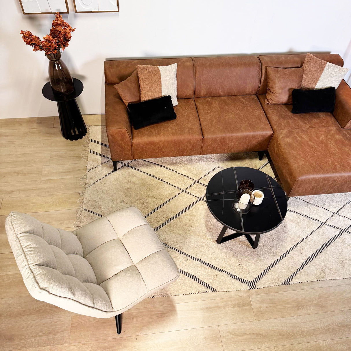 Scandinavische draaifauteuil beige bouclé stof 360° draaibaar Yuki