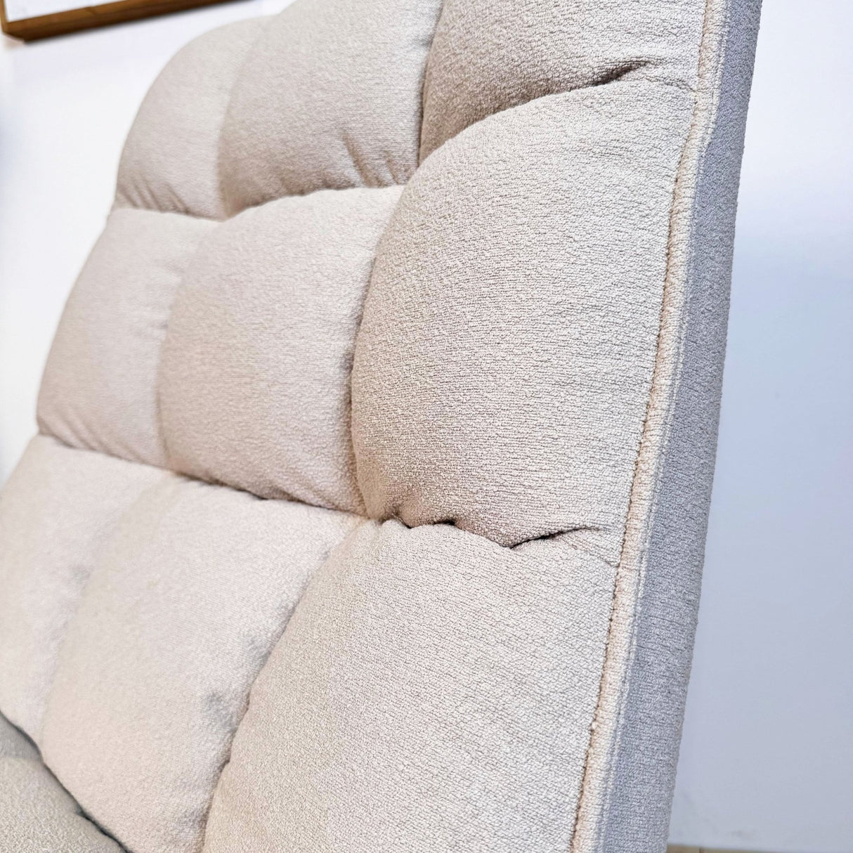Scandinavische draaifauteuil beige bouclé stof 360° draaibaar Yuki