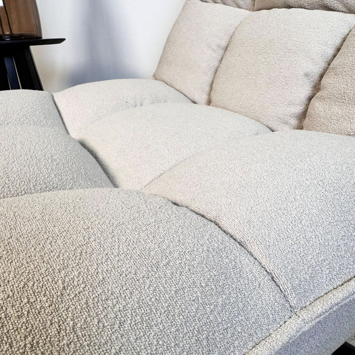 Scandinavische draaifauteuil beige bouclé stof 360° draaibaar Yuki