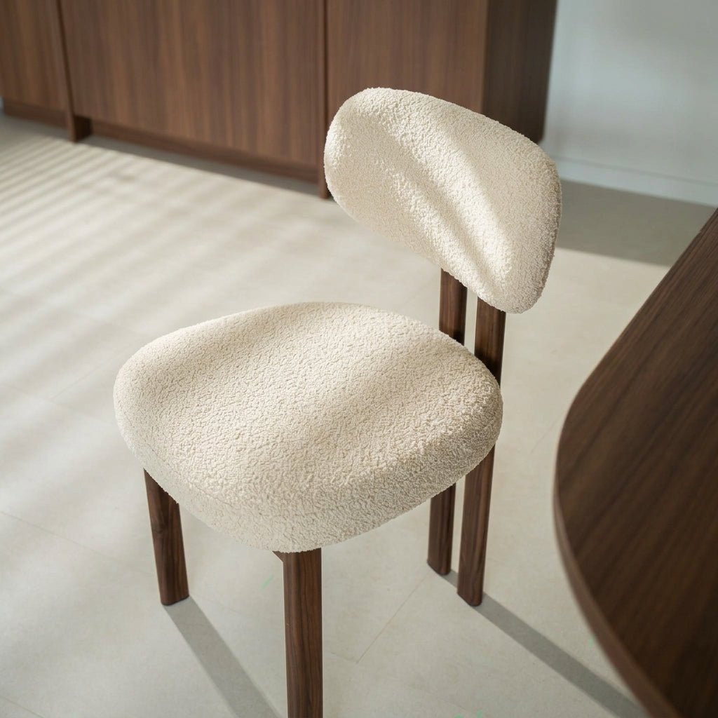 Eetkamerstoelen-Japandi Eetkamerstoel Miyo Bouclé Beige - Walnootlook Frame-Dimehouse