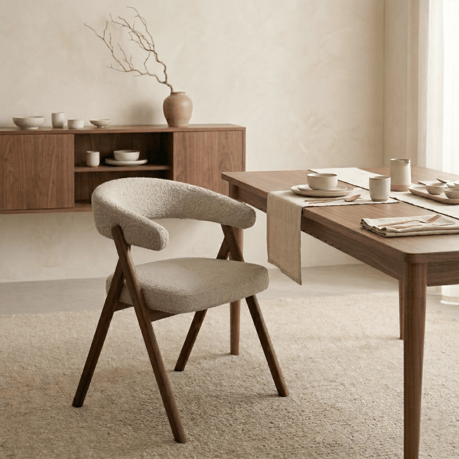 Eetkamerstoelen - Japandi eetkamerstoel zandkleur bouclé Miyu - walnoot frame - met armleuning - Dimehouse