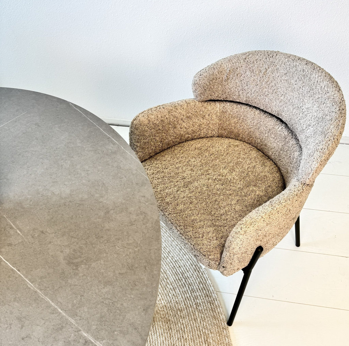 Eetkamerstoel Lola bouclé stof beige met ronde rug en arm