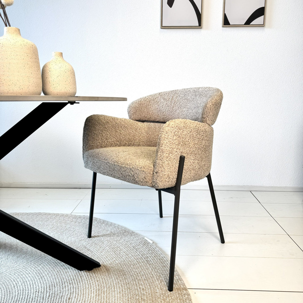 Eetkamerstoel Lola bouclé stof beige met ronde rug en arm