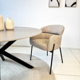 Eetkamerstoel Lola bouclé stof beige met ronde rug en arm