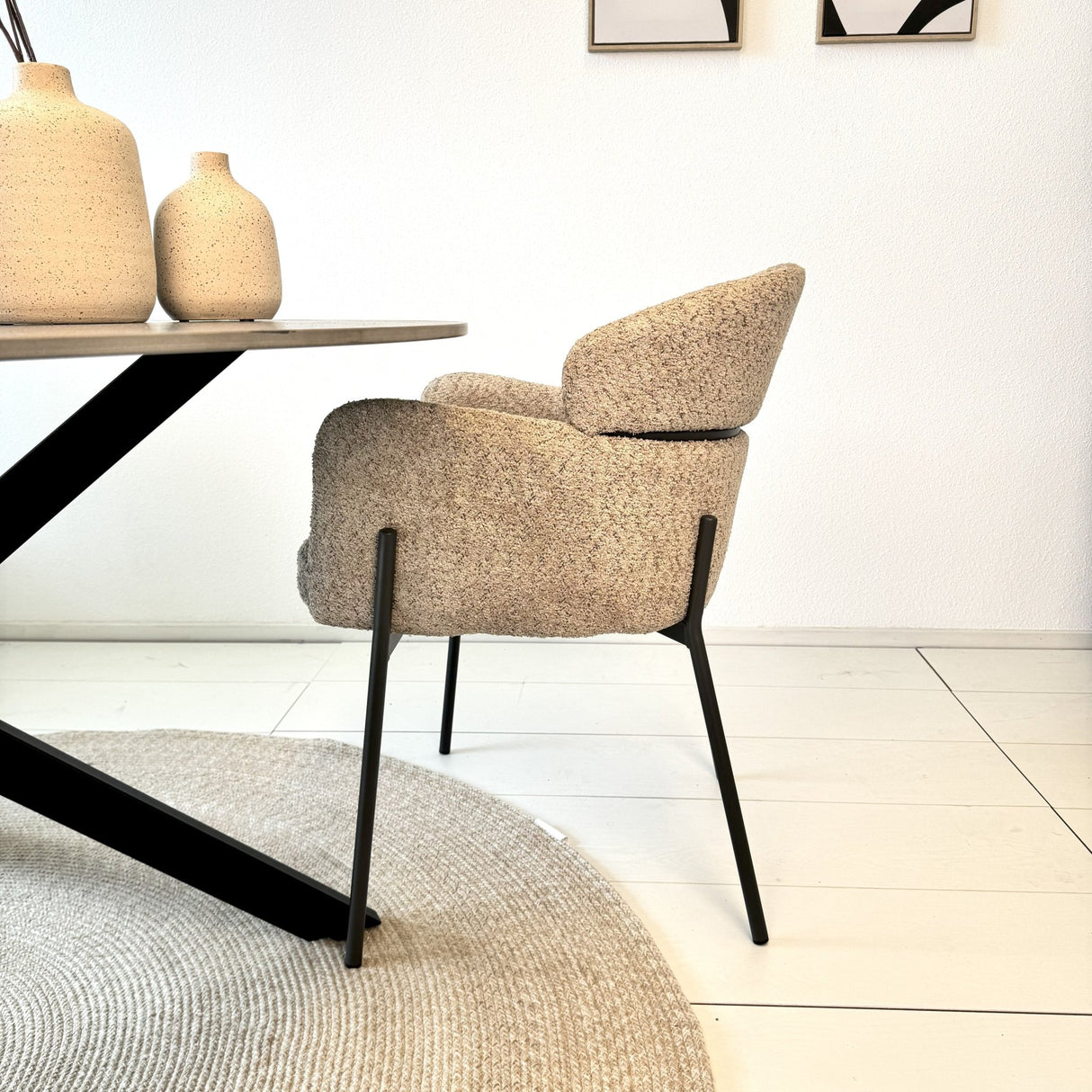 Eetkamerstoel Lola bouclé stof beige met ronde rug en arm