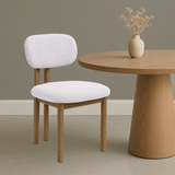Japandi Eetkamerstoel Miyo Bouclé Beige - Eikenlook Frame