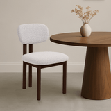 Japandi Eetkamerstoel Miyo Bouclé Beige - Walnootlook Frame