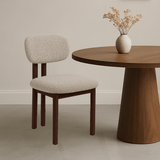 Japandi Eetkamerstoel Miyo Bouclé Zandkleur - Walnootlook Frame