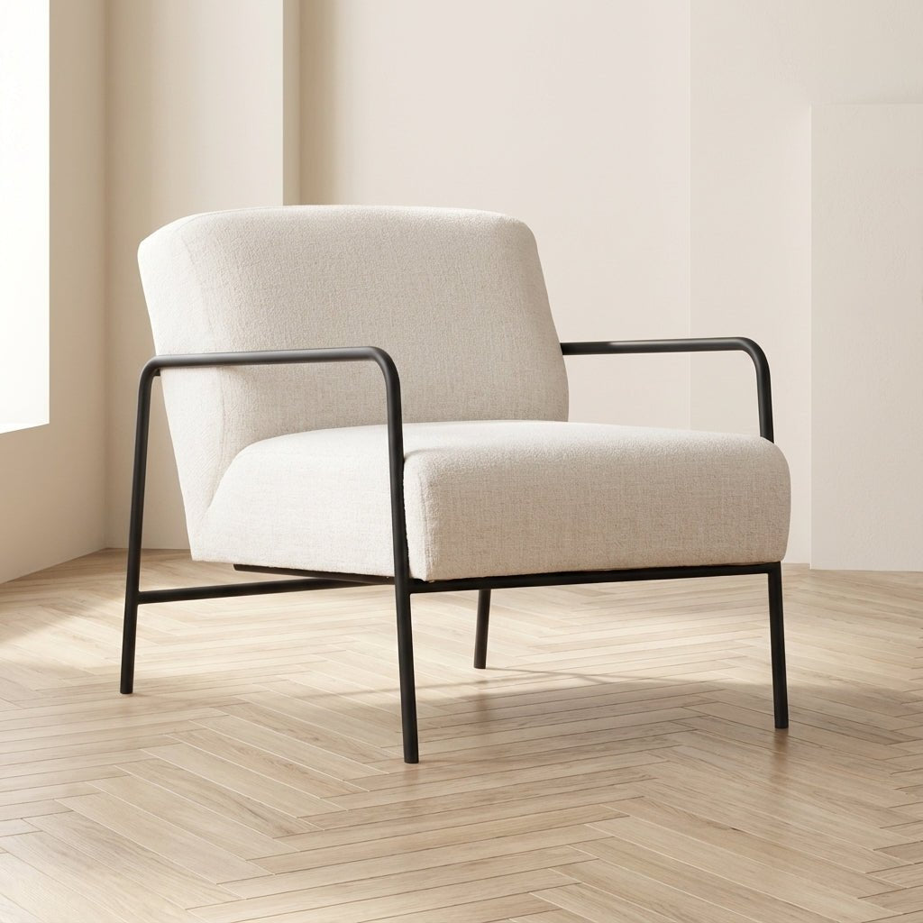 Moderne Fauteuil Eti Wit Stof - Zwart Frame sfeerfoto in modern interieur