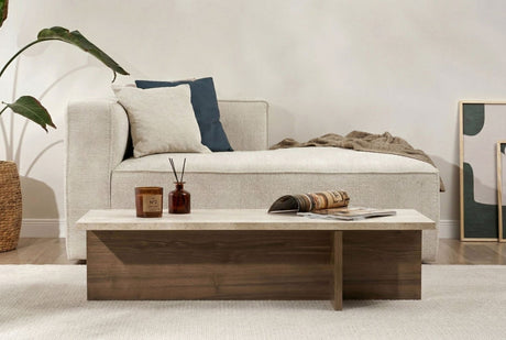 Moderne rechthoekige salontafel met travertin blad en walnoot melamine onderstel. Afmetingen: 120 x 45 x 30 cm.