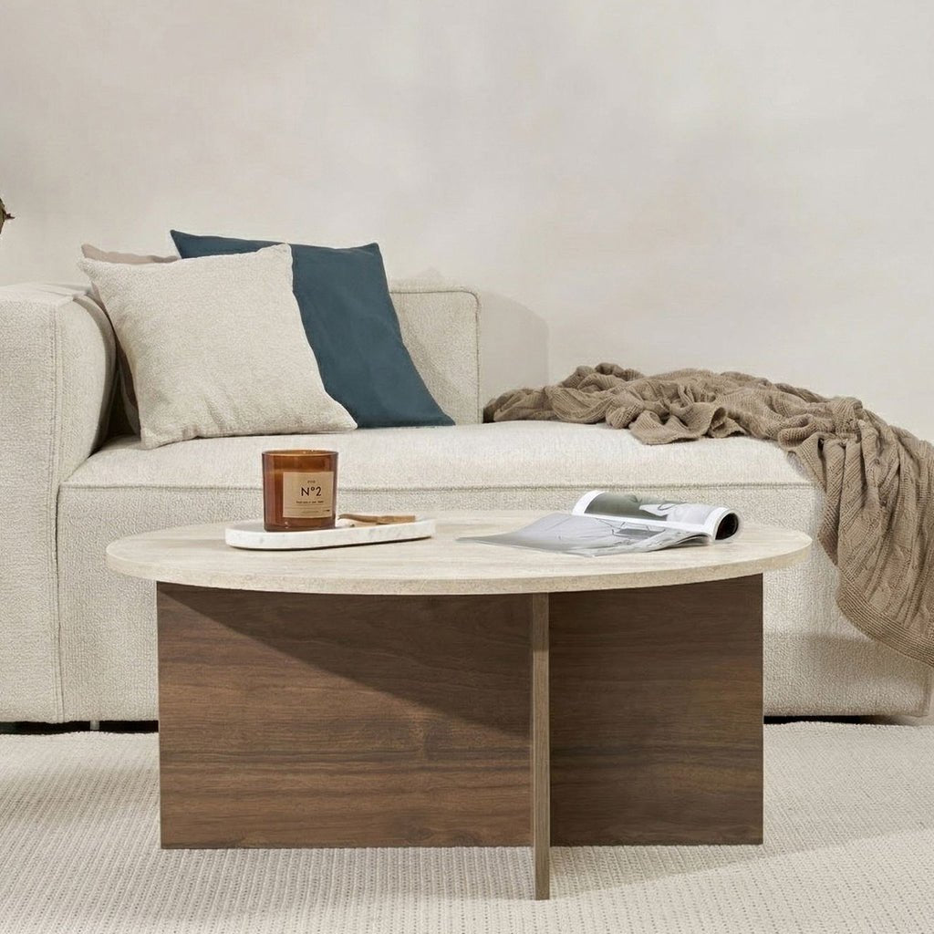 Ronde salontafel met travertin blad en donker houten onderstel in kruisvorm.