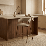 Barstoel bouclé zandkleur Ryo - walnootlook frame - Japandi