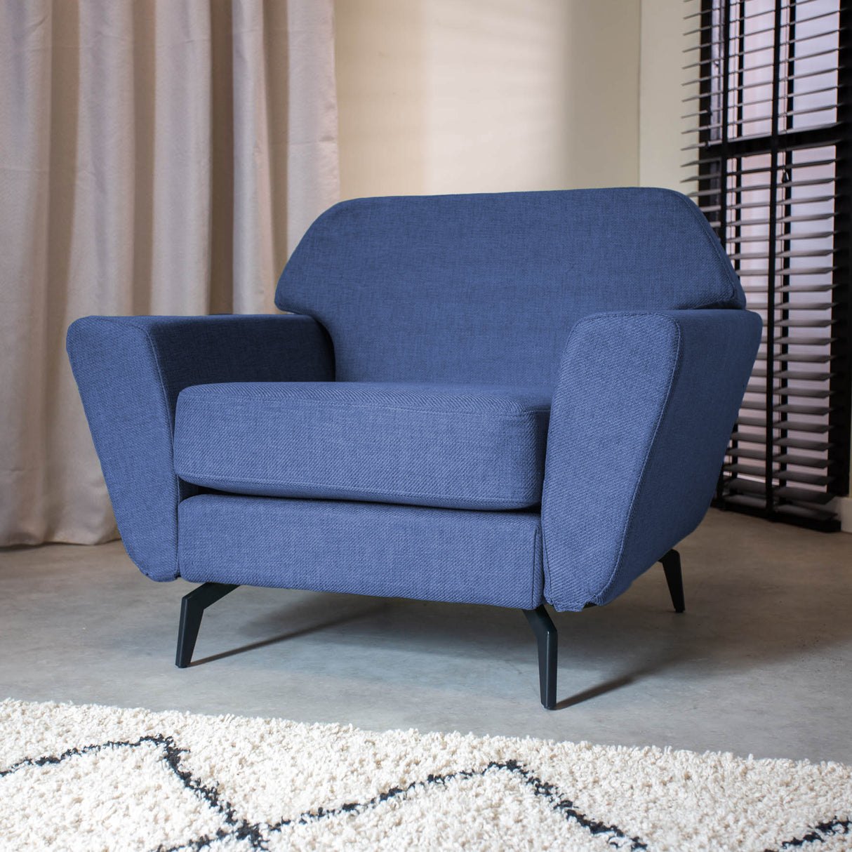 Fauteuil Roger Dimehouse Blauw LxBxH 85x50x33 Stof Witfoto schuin vooraanzicht