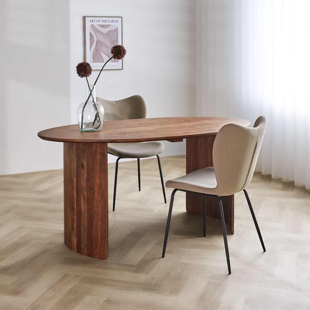 Eettafel Yves Oak Finish Dimehouse Eiken LxBxH 185x105x9 Acaciahout Sfeerfoto schuin vooraanzicht