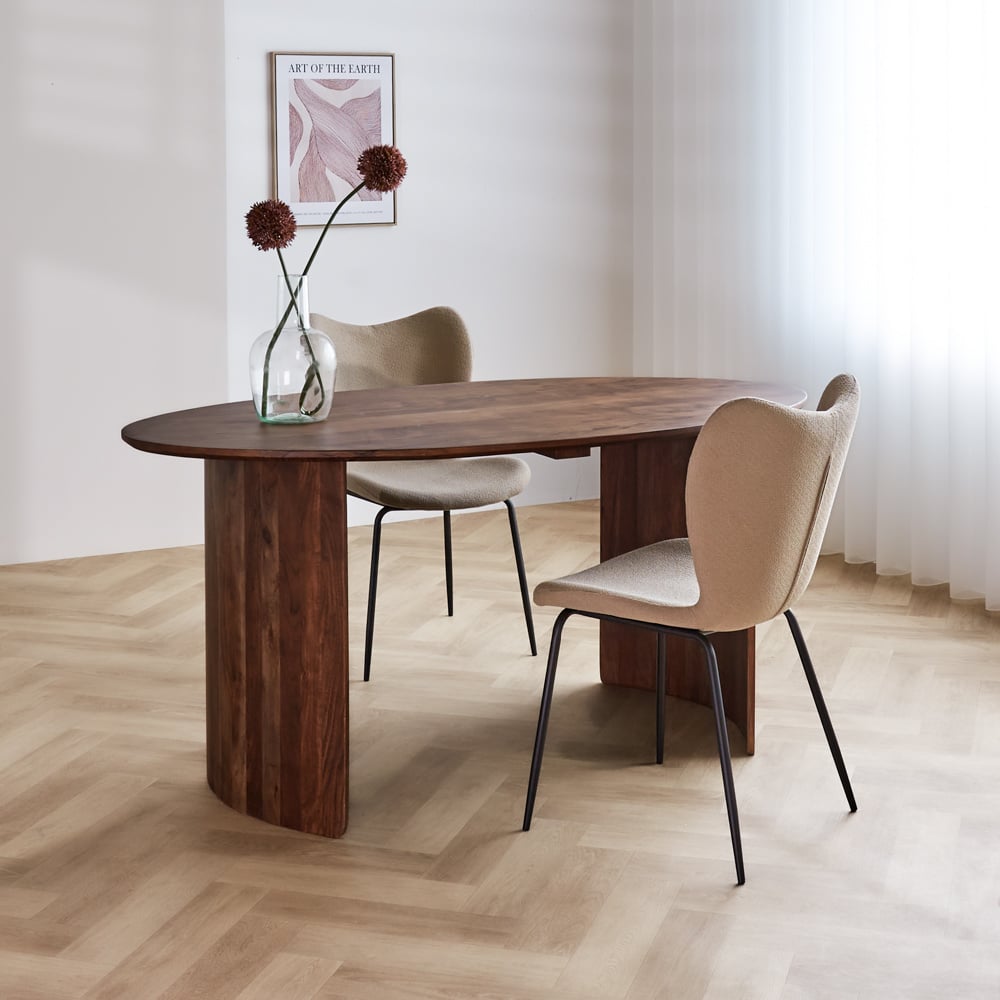 Eettafel Yves Walnut Finish Dimehouse Bruin LxBxH 165x95x10 Acaciahout Sfeerfoto schuin vooraanzicht